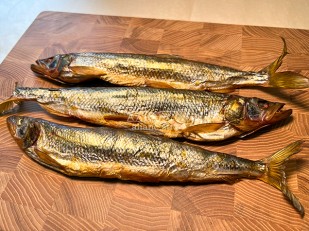 Колбаски ФОМА ЛУКИЧ (с беконом) (по 0,5кг): Корюшка х/к (крупная)